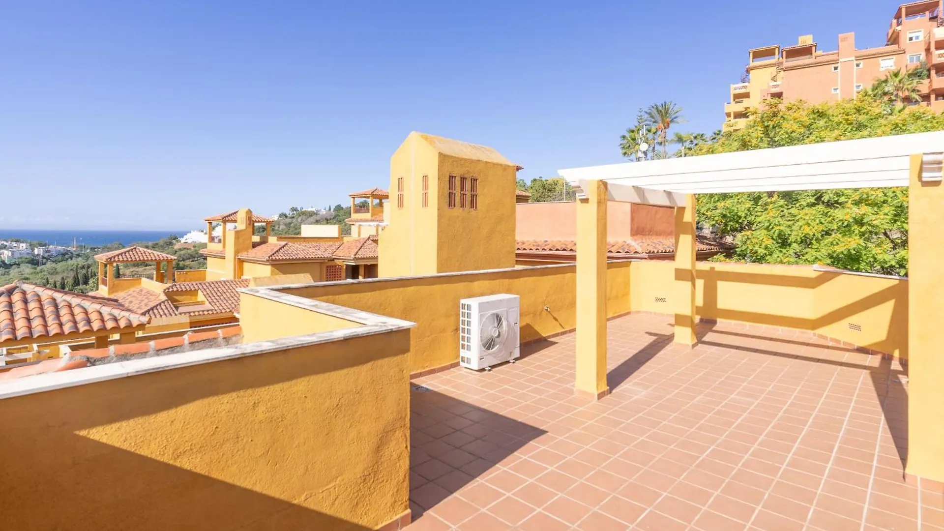 Penthouse Stunning Mountain Views-Reserva De Marbella 2 0*,